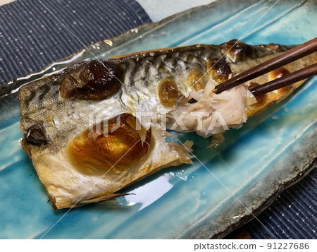 鹽烤肥鯖魚（一道經典的日本料理） 91227686