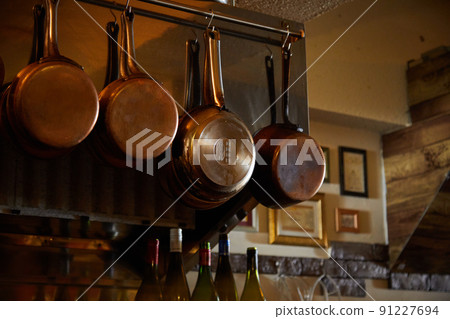 餐廳開放式廚房的煎鍋 91227694
