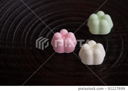 彩繪木盤上花形的彩色瓦三本糖糖 彩繪木盤上花形的彩色瓦三本糖糖 91227699