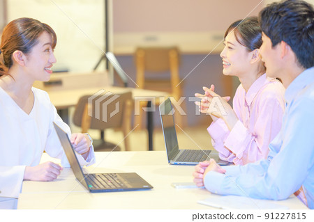Business person 4 who has a smiley meeting with business negotiations Business person 4 who has a smiley meeting with business negotiations 91227815