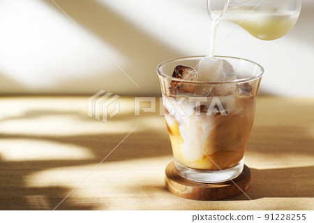 Pour ice coffee fresh milk 91228255