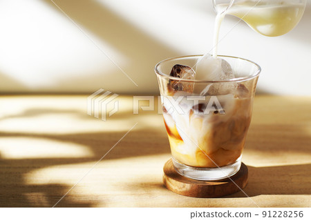 Pour ice coffee fresh milk Pour ice coffee fresh milk 91228256