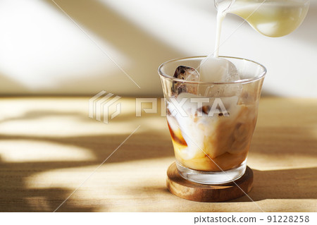 倒入冰咖啡鮮奶 91228258