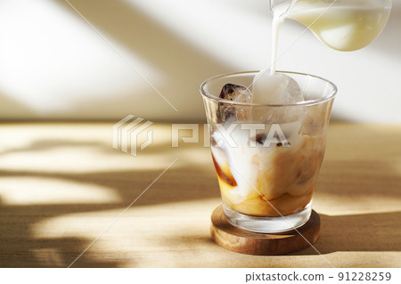 Pour ice coffee fresh milk 91228259