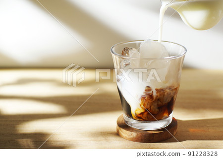 Pour ice coffee fresh milk Pour ice coffee fresh milk 91228328