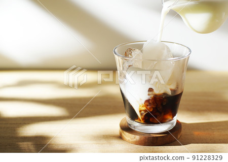 倒入冰咖啡鮮奶 91228329