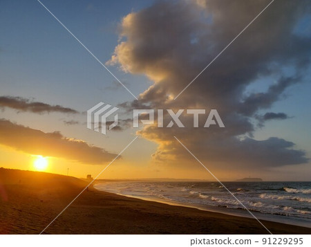 從神奈川縣茅崎海岸的海灘看到的雨天日出和江之島 [6 月] 91229295