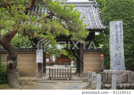 The gate of Kongoji Temple, which is said to be the site of the Hiki clan / Kawajima-cho, Hiki-gun, Saitama Prefecture The gate of Kongoji Temple, which is said to be the site of the Hiki clan / Kawajima-cho, Hiki-gun, Saitama Prefecture 91229512