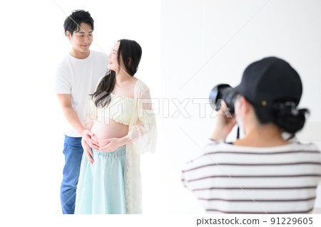 Photographer taking maternity photos 91229605