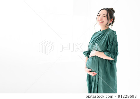 一位漂亮孕婦的孕婦照 左邊有復印空間 一位漂亮孕婦的孕婦照 左邊有復印空間 91229698