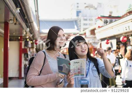 Sightseeing in Tokyo with foreigners Sensoji area 91229928