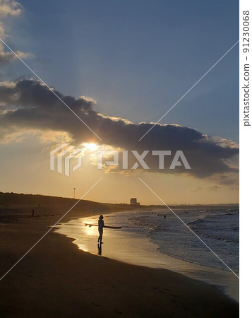 Surfer [June], the sunrise and shining beach during the rainy season seen from the beach of Chigasaki Beach in Chigasaki City, Kanagawa Prefecture 91230068