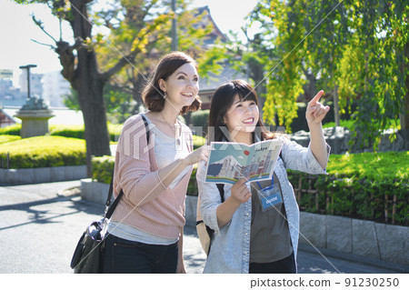 與外國人一起在東京觀光淺草寺地區 與外國人一起在東京觀光淺草寺地區 91230250