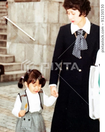 1975年3歲哭臉小女孩與媽媽牽手 91230530