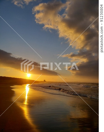 A sunny sunrise over the rainy season seen from the beach on the Chigasaki coast in Chigasaki City, Kanagawa Prefecture [June] 91230804