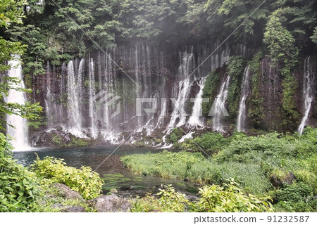 白絲瀑布（初夏晴天富士山瀑布） 91232587
