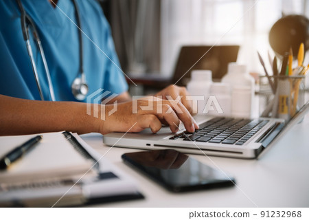 Medical students use labs to search for information for exam preparation. 91232968