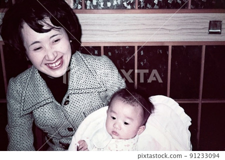 1950 年代的日本,一位微笑的母親抱著嬰兒 1950 年代的日本,一位微笑的母親抱著嬰兒 91233094