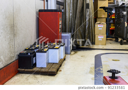 汽車維修店-電池放置在工廠一角 91233581