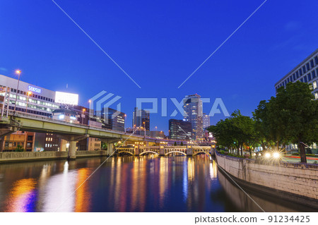 大阪中之島水翔橋夜景(從大江橋眺望) 大阪中之島水翔橋夜景(從大江橋眺望) 91234425