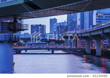 大阪中之島渡邊橋（從庭園橋眺望） 91234489