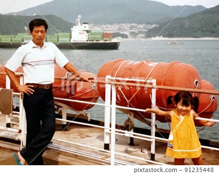 1950 年代，父女在渡輪甲板上合影 91235448