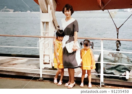 1975年的母親和姐妹在渡輪甲板上合影留念 1975年的母親和姐妹在渡輪甲板上合影留念 91235450