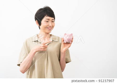 指著存錢罐的中間女人 91237907