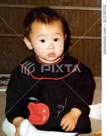 Showa 50's 0-year-old baby looking at the camera 91239102