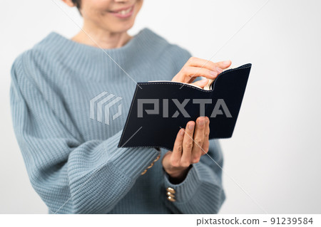 中年女子讀一本書 中年女子讀一本書 91239584