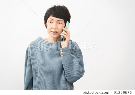 中間女人被手機內容震驚 91239676