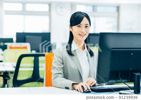 Business woman working in the office Business woman working in the office 91239936
