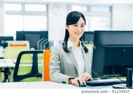 Business woman working in the office 91239937