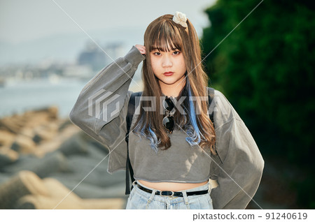 站在鏡頭前的 Z 世代女性 91240619
