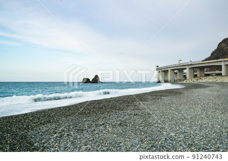 可以在新潟縣撿到玉石的 Oyashirazu Beach 和 Throw Rocks 91240743