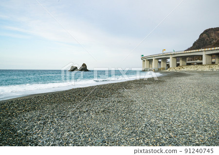 可以在新潟縣撿到玉石的 Oyashirazu Beach 和 Throw Rocks 可以在新潟縣撿到玉石的 Oyashirazu Beach 和 Throw Rocks 91240745