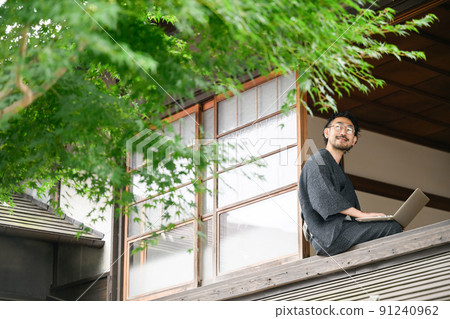 在窗邊農村做遠程工作的人 91240962