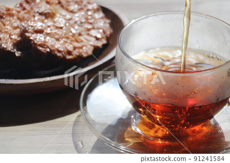 被倒的茶和麵包乾 被倒的茶和麵包乾 91241584