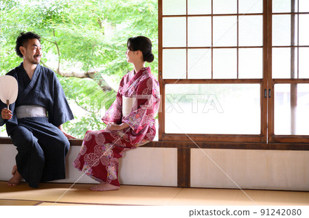 情侶出遊的夏日形象 91242080