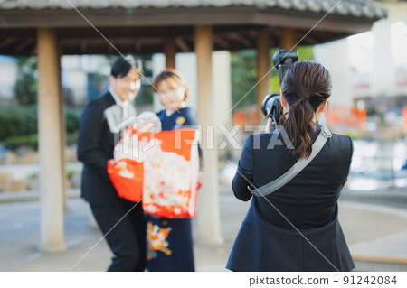 Business trip shooting female photographer 91242084