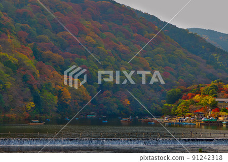View of Arashiyama's Kinshu from Togetsukyo Bridge-Many boats float on the Hozu River View of Arashiyama's Kinshu from Togetsukyo Bridge-Many boats float on the Hozu River 91242318