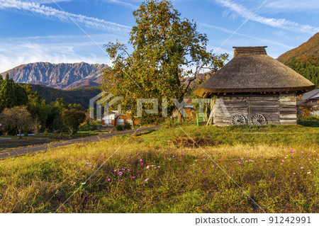 Autumn scenery_Oyama and thatched roof hut 91242991