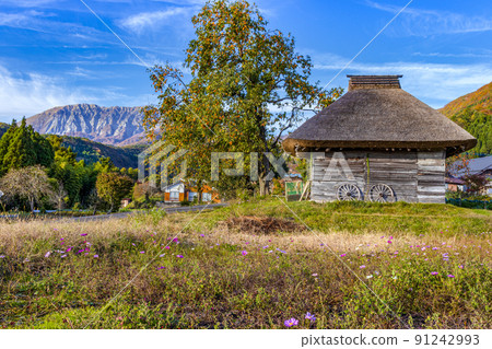 Autumn scenery_Oyama and thatched roof hut 91242993