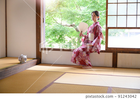 美麗的女人坐在浴衣 美麗的女人坐在浴衣 91243042