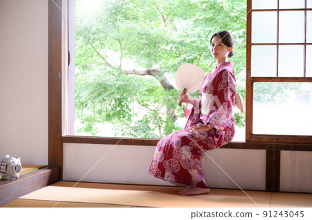 Beautiful woman sitting in a yukata Beautiful woman sitting in a yukata 91243045