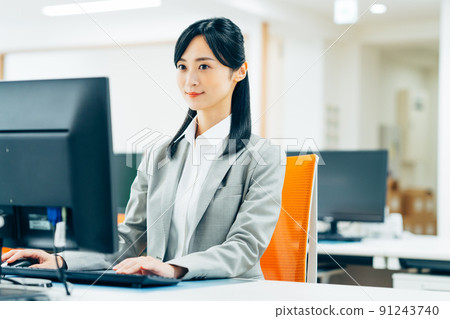 在辦公室工作的女商人 在辦公室工作的女商人 91243740
