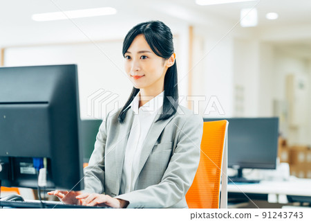 Business woman working in the office 91243743