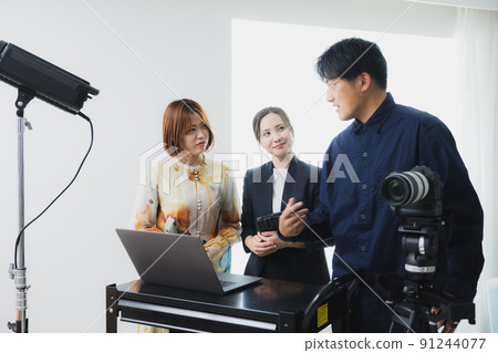 Shooting client designer photographer Shooting client designer photographer 91244077