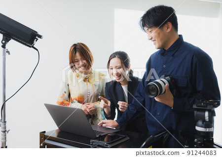 Shooting client designer photographer 91244083