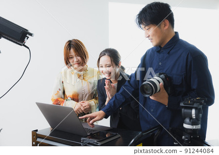 Shooting client designer photographer 91244084